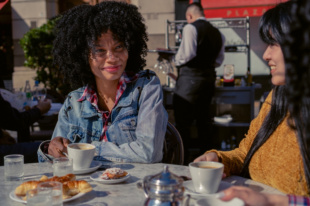 jèn fanm chita bò tab k ap souri