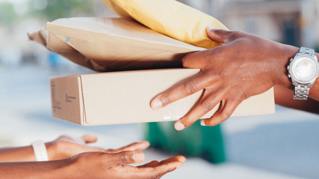 faktè k ap delivre pakè bay yon jèn fi